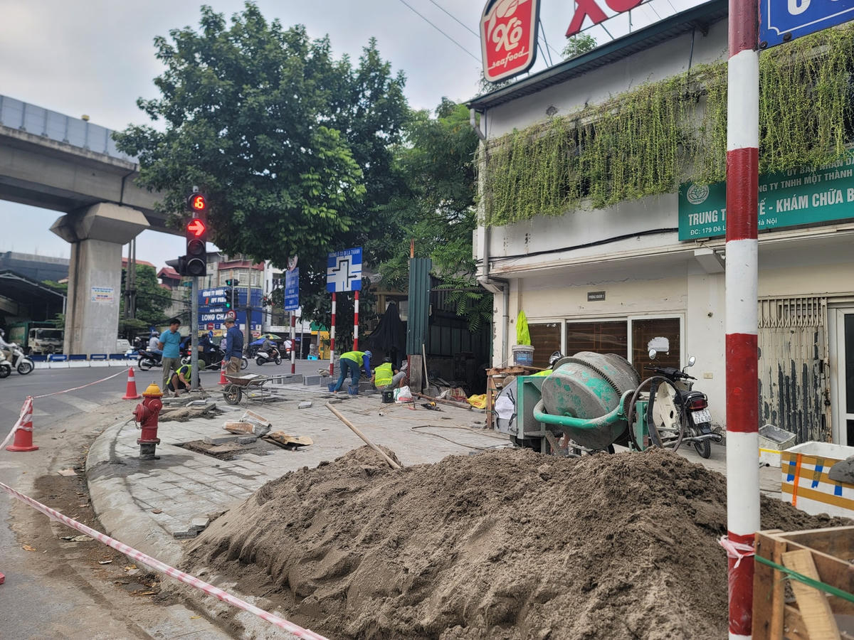 Hà Nội: Lát đá vỉa hè, vữa chưa khô, ô tô, xe máy đã chiếm dụng