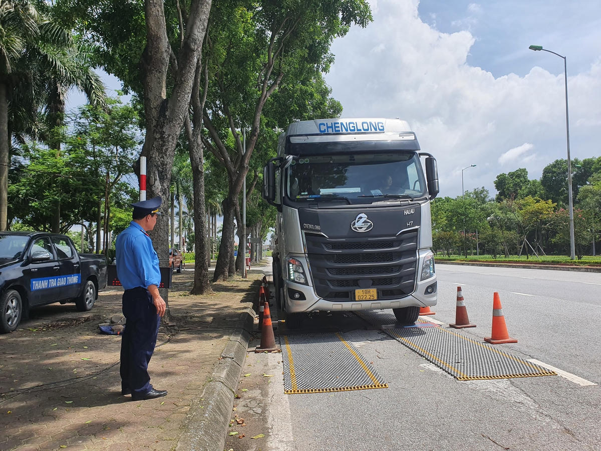 Lực lượng thanh tra giao thông Hải Dương cân lưu động kiểm tra tải trọng phương tiện tham gia giao thông.