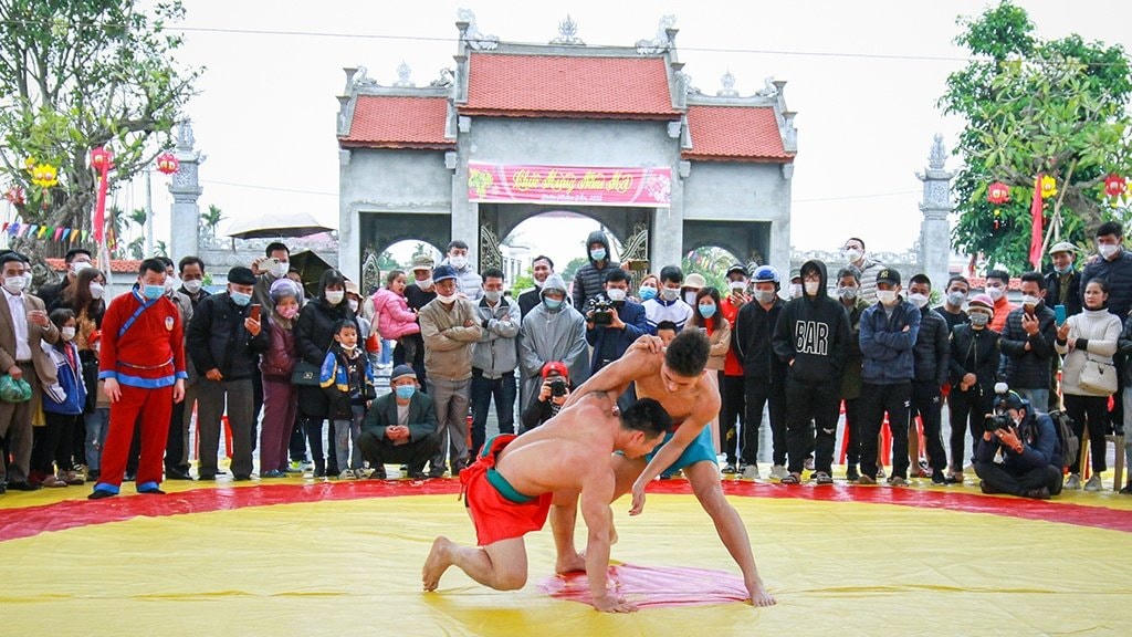 Các đô vật tranh tài tại Hội thi truyền thống Vật dân tộc thời Mạc lần thứ nhất năm 2022.