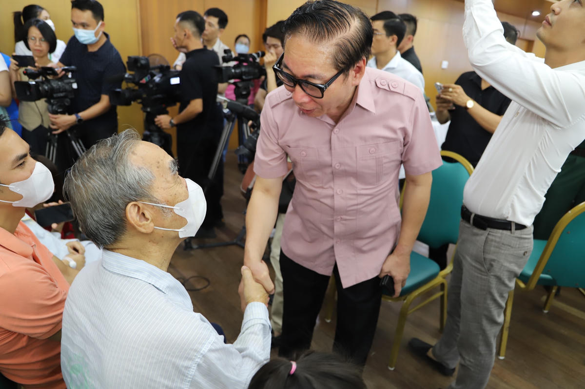 Luật sư Nguyễn Văn Chiến tham hỏi và động viên ông Nguyễn Văn Vấn (81 tuổi, bệnh nhân lớn tuổi nhất trong vụ cháy chung cư mini được điều trị tại Bệnh viện Bạch Mai) ngày xuất viện.