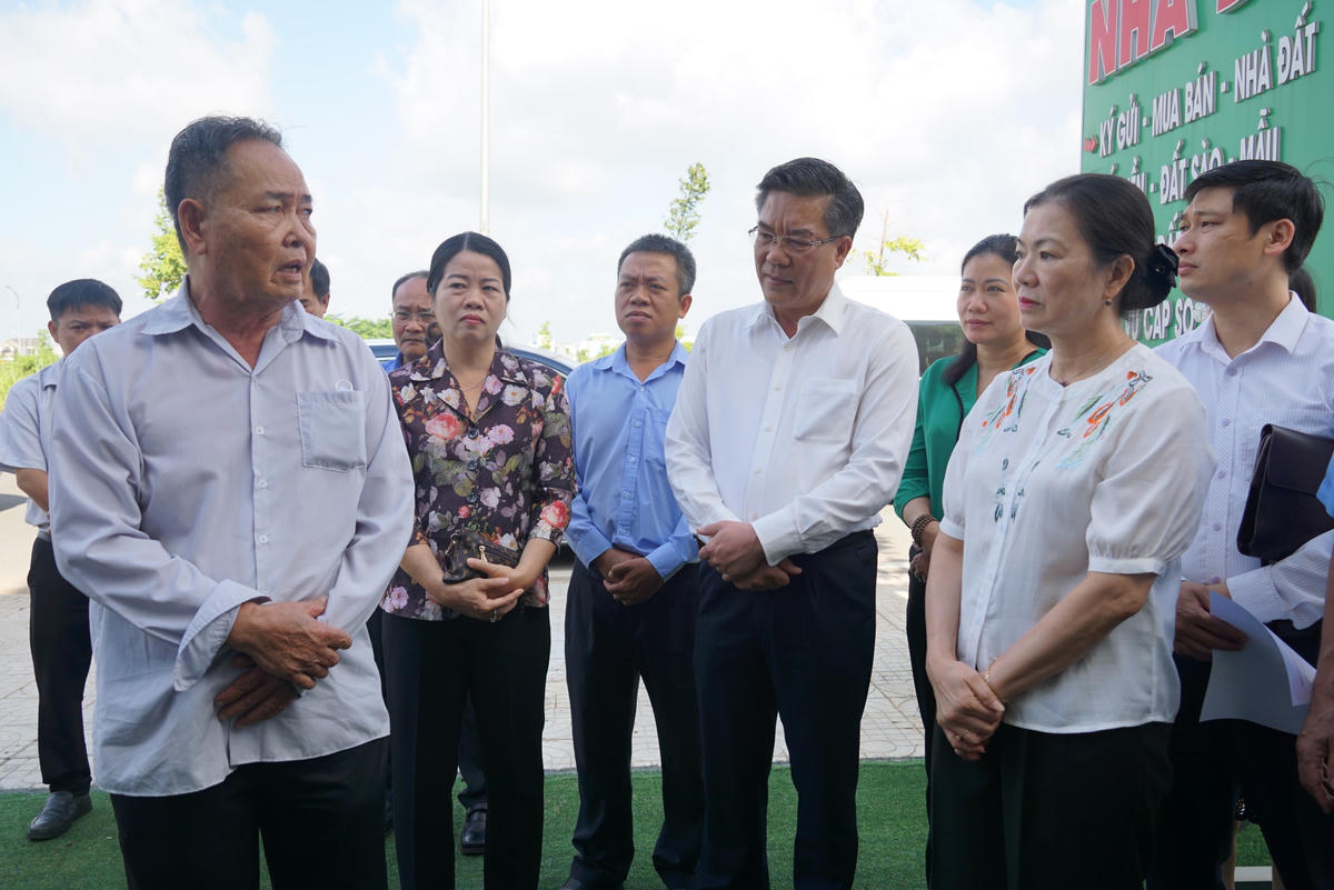 Phó Chủ tịch UBTƯ MTTQ Việt Nam Trương Thị Ngọc Ánh lắng nghe chia sẻ của người dân. Ảnh: Mạnh Thìn.
