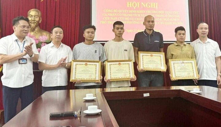 Quận Cầu Giấy khen thưởng 4 người đàn ông tham gia cứu nạn nhân vụ cháy ở ngõ 43 Trung Kính rạng sáng 24/5.