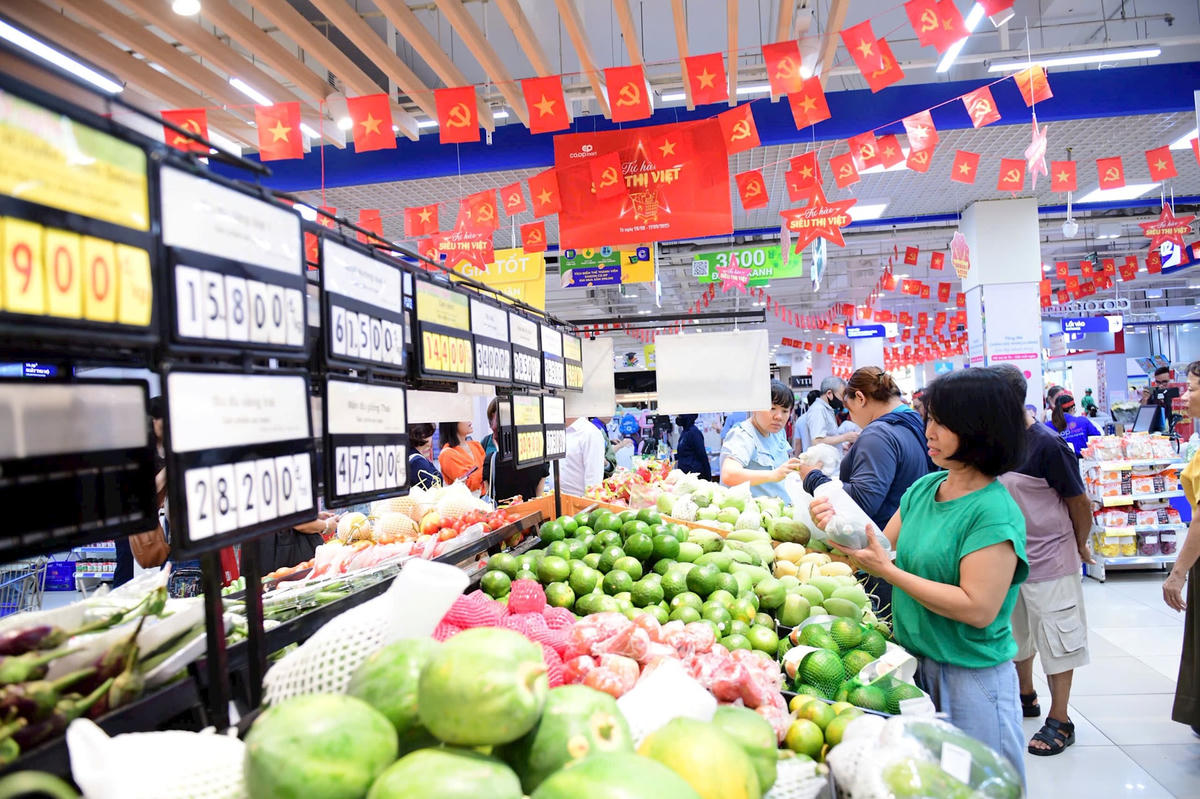 Người dân hào hứng lựa chọn các sản phẩm chất lượng giá tốt trong chương trình Tự hào hàng Việt. Ảnh: H.Đ