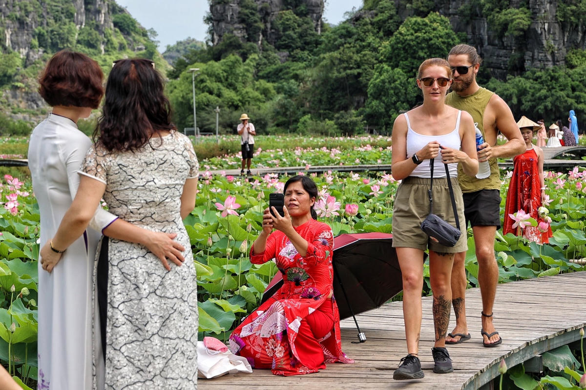 Tại đầm sen này không chỉ có người Việt Nam mà khách quốc tế đến tham quan rất đông đúc.