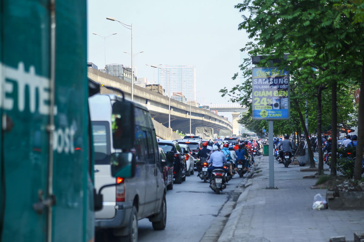 Đường phố Hà Nội ùn tắc nghiêm trọng ngày làm việc đầu tiên sau kỳ nghỉ lễ