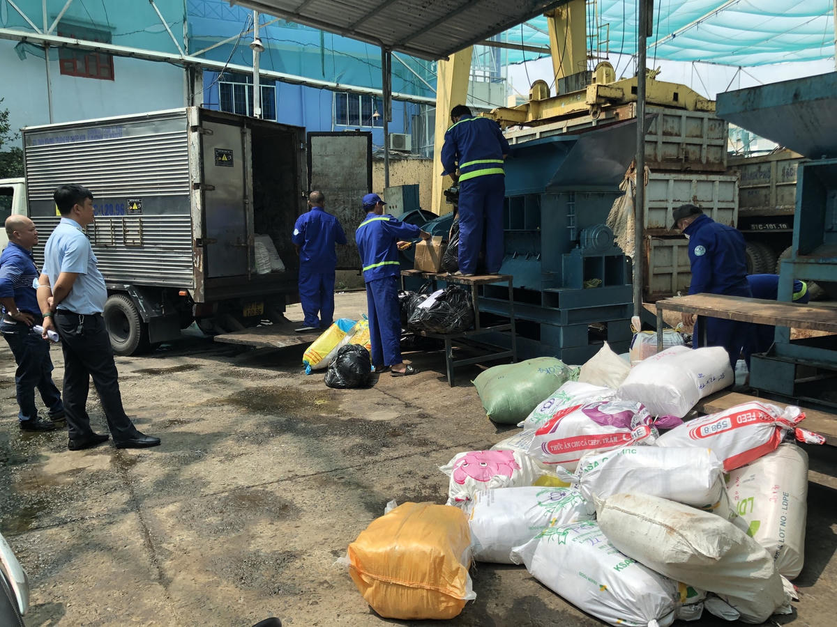 Hàng hóa không rõ xuất xứ được tập trung và tiêu hủy.