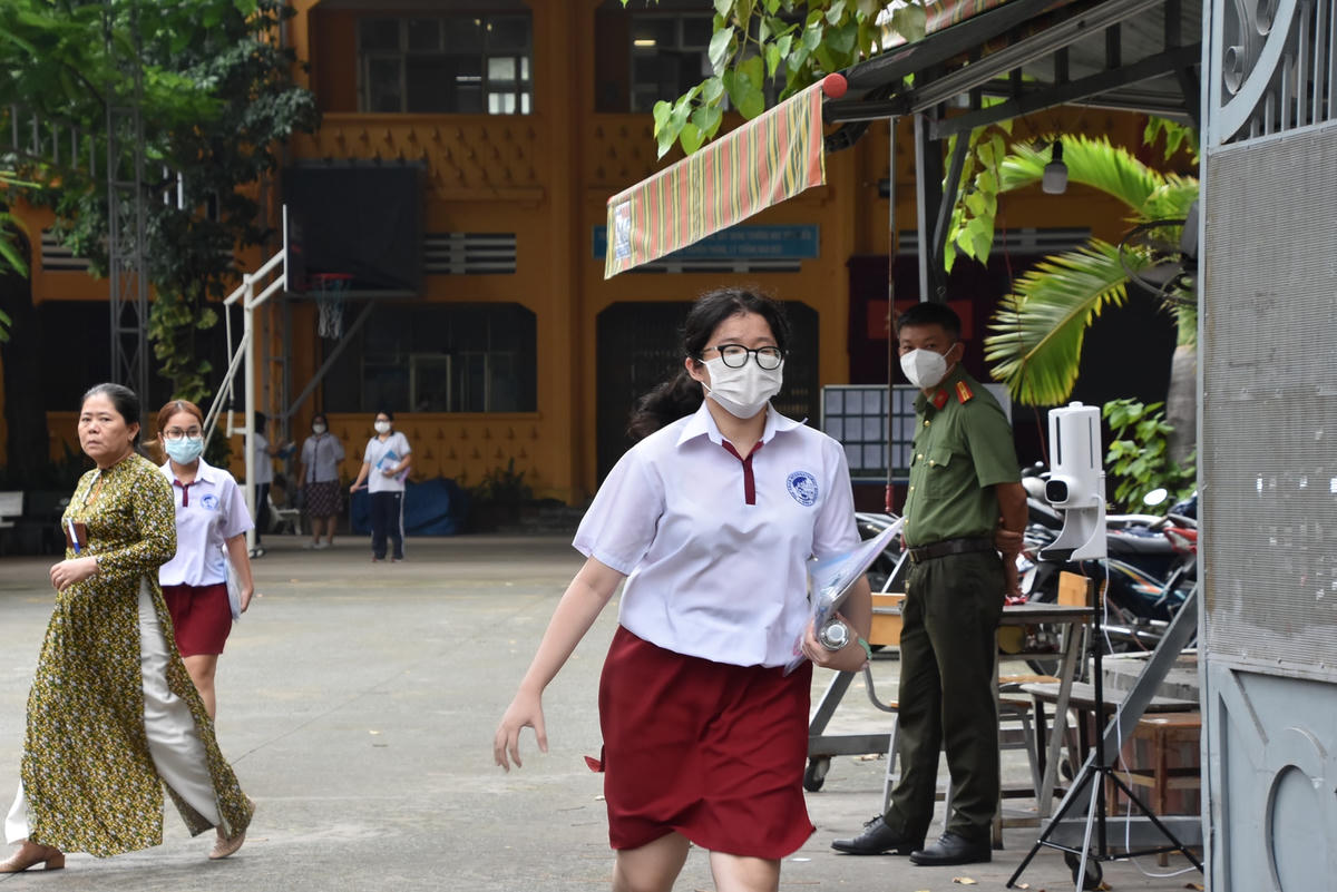 Thí sinh Trương Xuân Yến (THPT Quốc tế Á Châu) là thí sinh đầu tiên bước ra khỏi phòng thi. Với việc lựa chọn tổ hợp KHXH, Yến cho biết đề thi không quá khó, dễ dàng đạt điểm 7-8 nếu nắm chắc các kiến thức trong sách giáo khoa. Tuy nhiên để đạt điểm trên 8 sẽ khá khó khăn vì đề thi phân hoá tốt. 