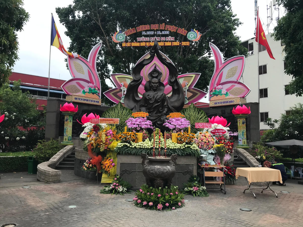 Đài tưởng niệm Bồ tát Thích Quảng Đức tại giao lộ Nguyễn Đình Chiểu - Cách Mạng Tháng 8, quận 3, TP HCM.