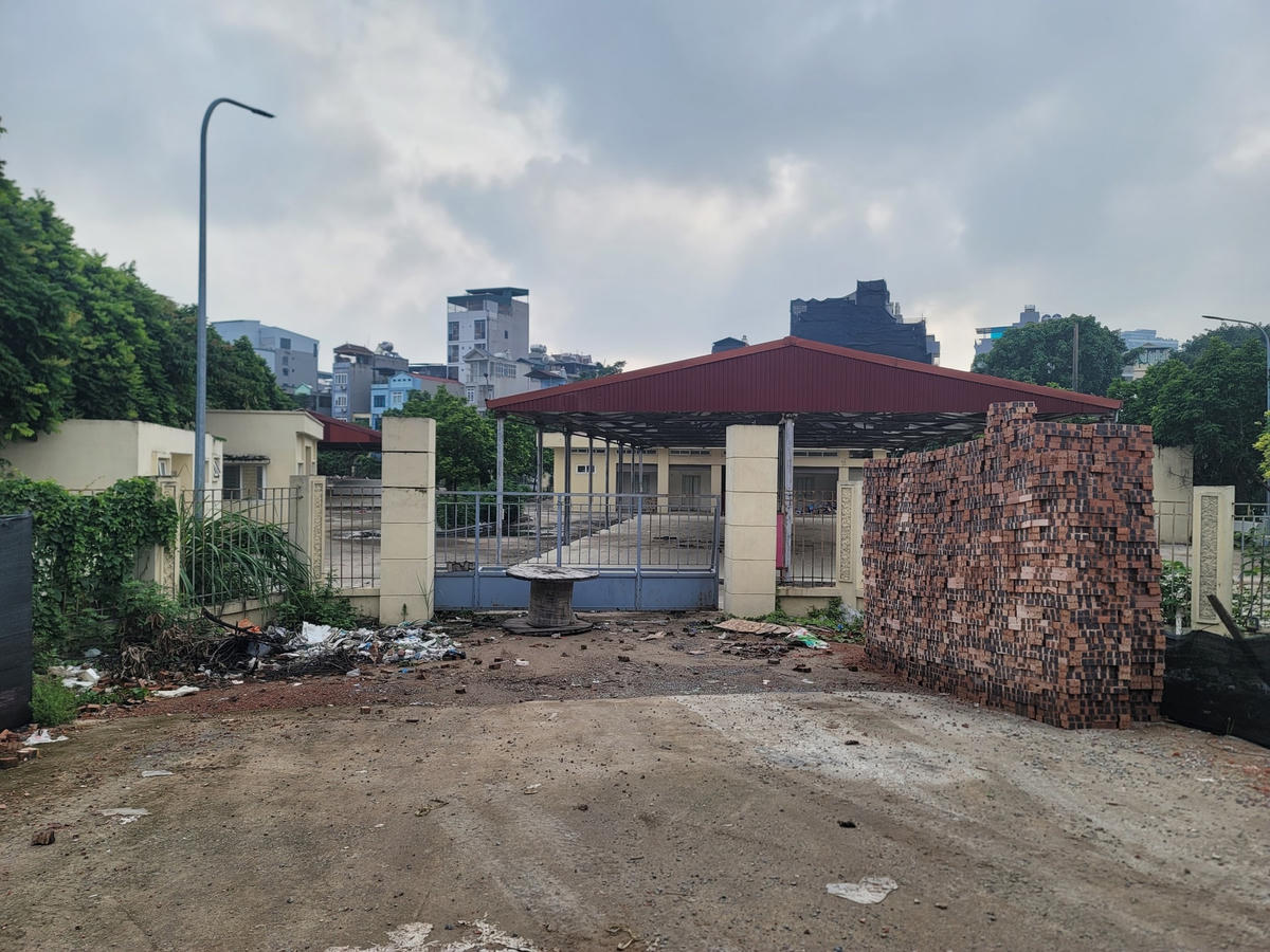 Cổng vào chợ rác thải nhếch nhách, là chỗ tập kết vật liệu xây dựng tập kết.