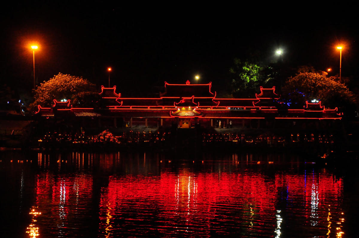 Đại lễ được tổ chức bên bờ Bắc sông Thạch Hãn.