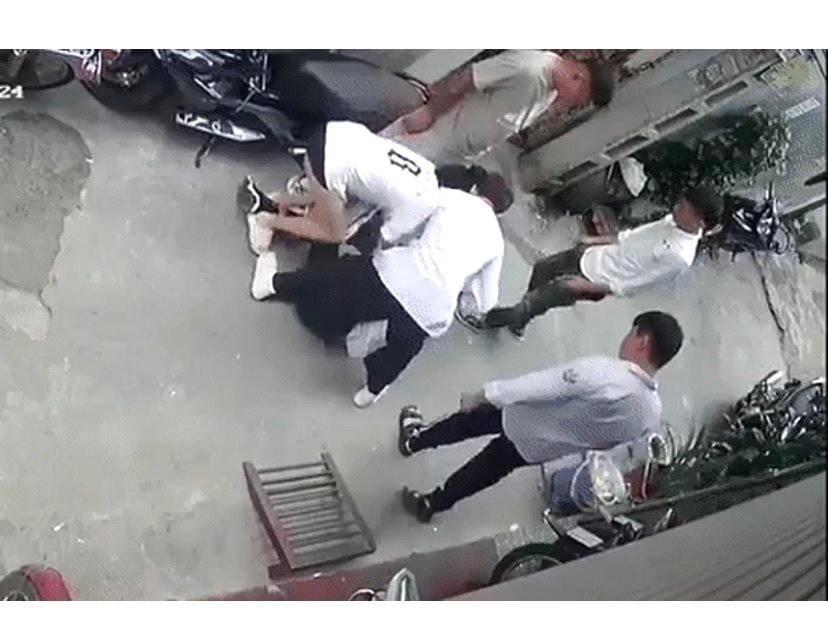 Học sinh bị đánh hội đồng (Ảnh chụp từ clip).