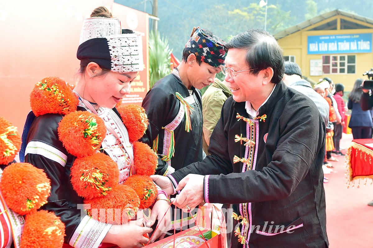 Phó Chủ tịch UBTW MTTQ Việt Nam Nguyễn Hữu Dũng trao tặng quà Tết cho người nghèo.