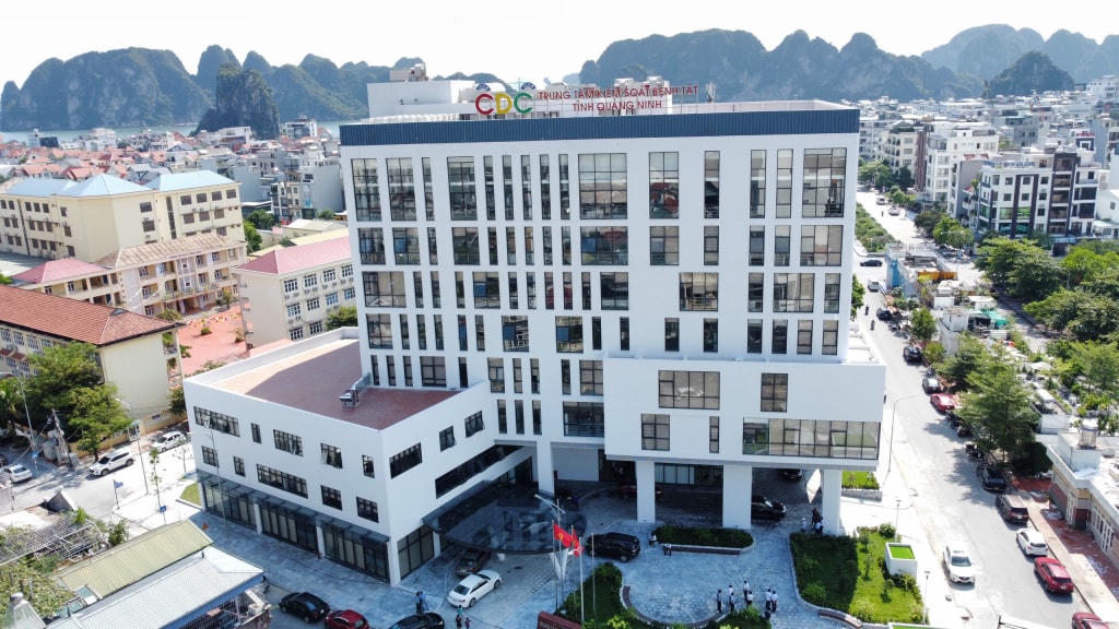 Công trình CDC Quảng Ninh đã hoàn thành xây mới, chuẩn bị gắn biển chào mừng kỷ niệm 60 năm Ngày thành lập tỉnh. Ảnh: QMG
