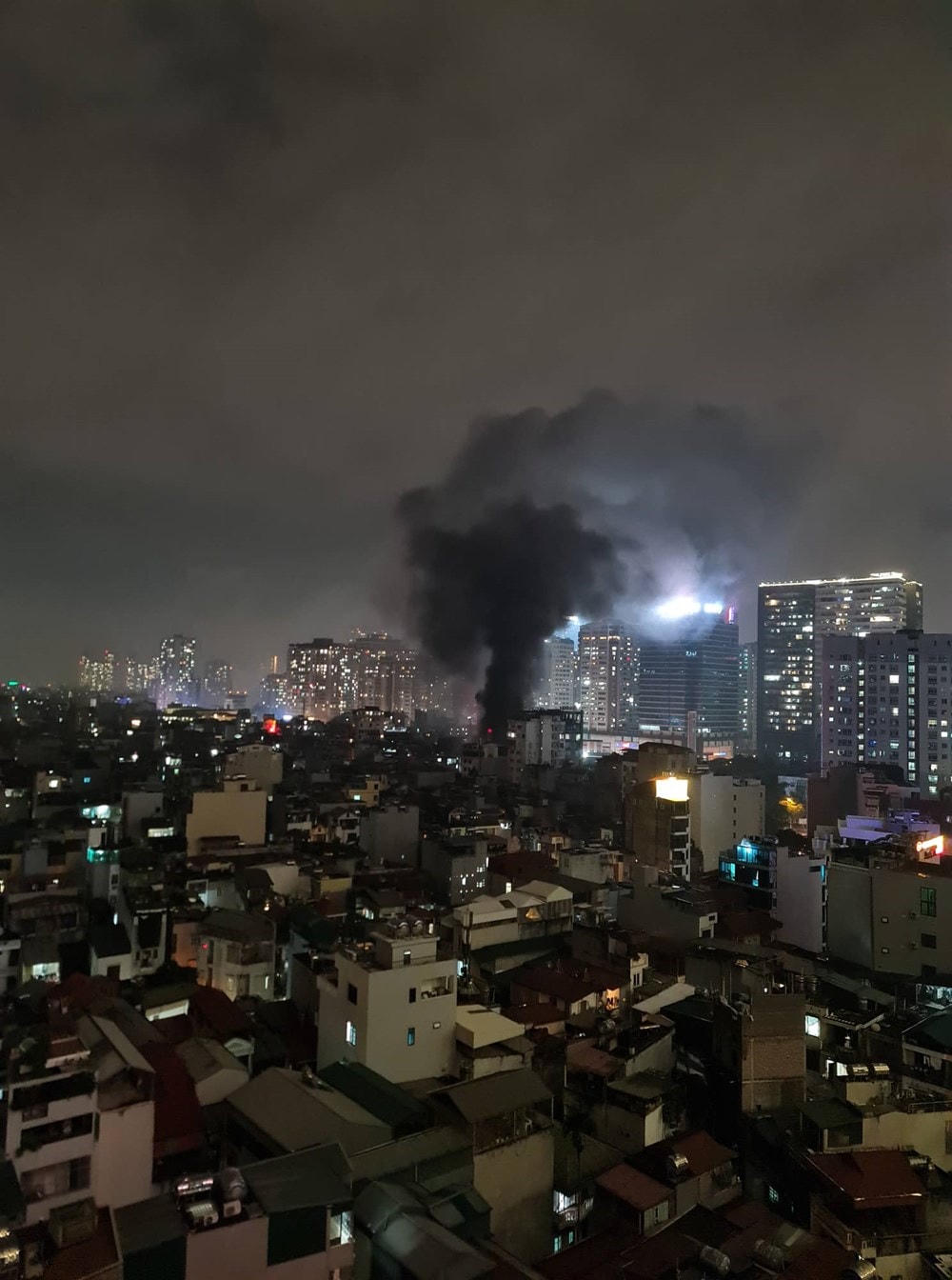 Đám cháy tạo cột khói bốc cao hàng chục mét. (Ảnh: CTV/Vietnam+).