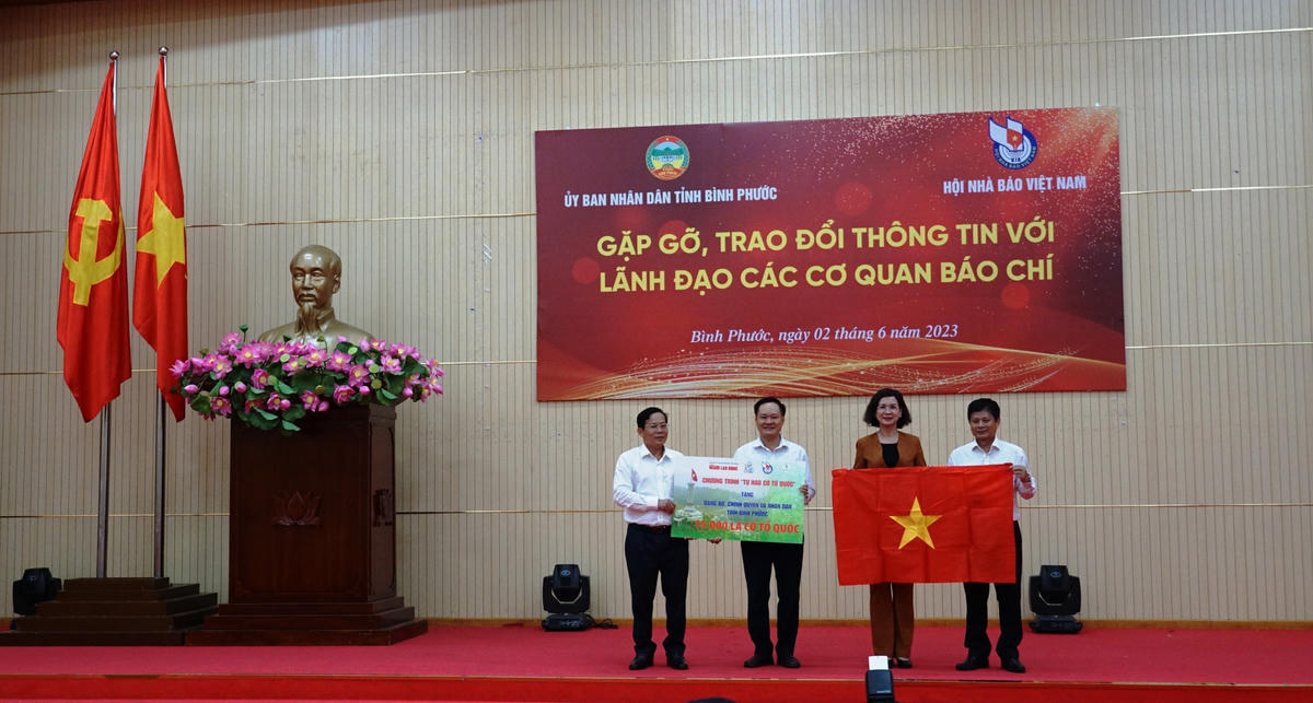 Ban tổ chức chương trình “Tự hào cờ Tổ quốc” của Báo Người Lao động đã trao tặng tỉnh Bình Phước 10.000 lá cờ trong hợp phần “Cờ Tổ quốc biên cương”; 5.000 lá cờ trong hợp phần “Đường cờ Tổ quốc”. Ảnh: Mạnh Thìn.