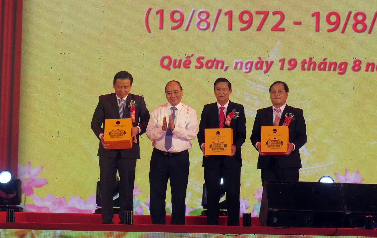 Chủ tịch nước tặng quà cho Đảng bộ, chính quyền huyện Quế Sơn.