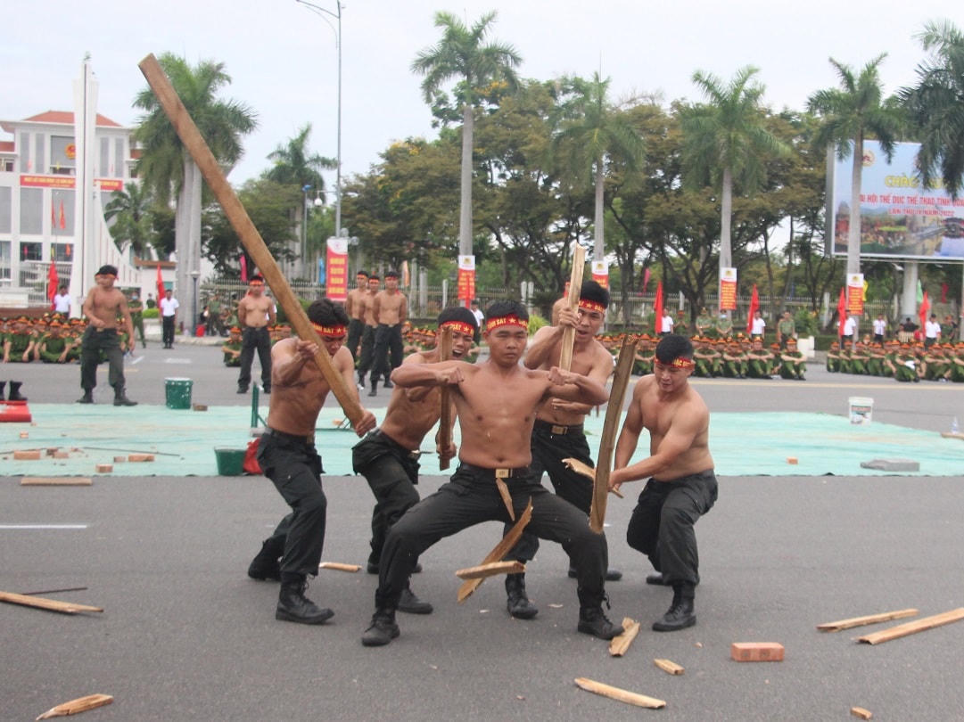 Chiến sĩ dùng nội công thân hình chịu đánh vào người.