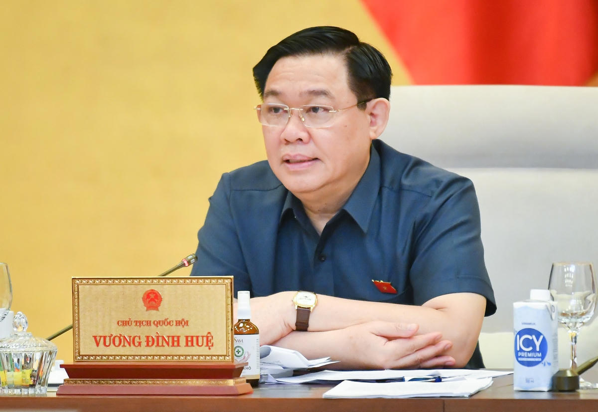 Chủ tịch Quốc hội Vương Đình Huệ phát biểu tại phiên họp.