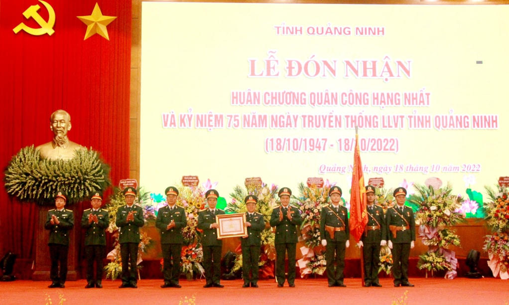 Thừa ủy quyền của Chủ tịch nước, Thượng tướng Vũ Hải Sản, Ủy viên Trung ương Đảng, Ủy viên Quân ủy Trung ương, Thứ trưởng Bộ Quốc phòng trao Huân chương Quân công hạng Nhất cho Bộ Chỉ huy Quân sự tỉnh Quảng Ninh. Ảnh: QMG.