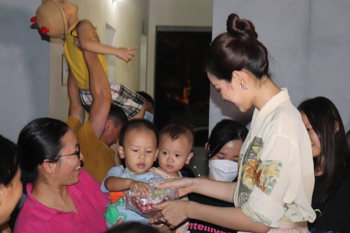 Các em nhỏ vui mừng khi nhận các phần quà từ tay Hoa hậu.