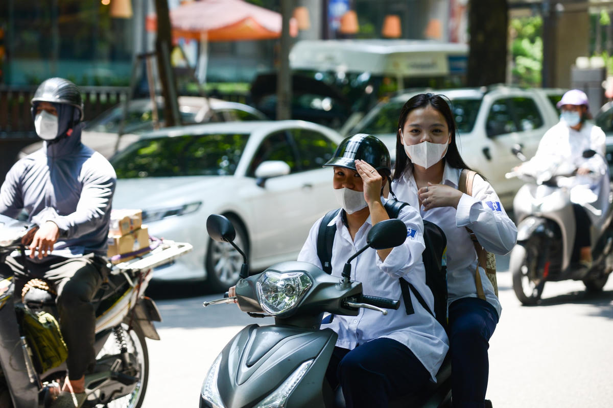 Căn cứ khoản 11 Điều 2 Nghị định 123/2021/NĐ-CP, mức phạt đối với người chưa đủ tuổi lái xe là từ 400.000 đồng - 600.000 đồng đối với người từ đủ 16 tuổi đến dưới 18 tuổi điều khiển xe mô tô có dung tích xi lanh từ 50 cm3 trở lên.