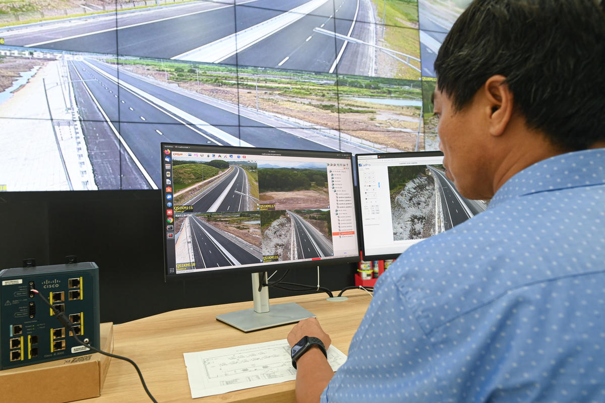 Hệ thống 66 camera an ninh liên tục truyền tải tín hiệu về trạm điều hành.