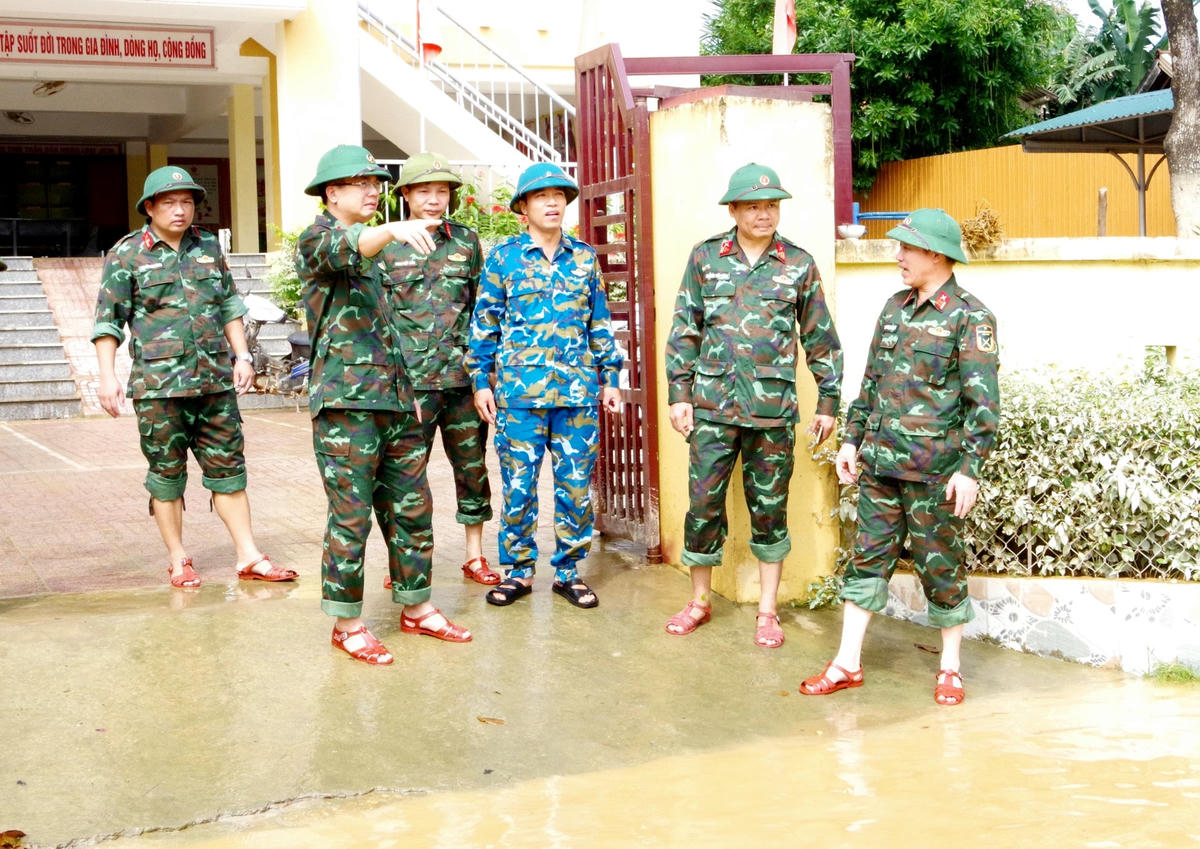 Ngày 2/11, Bộ CHQS tỉnh Hà Tĩnh huy động hơn 100 cán bộ, chiến sĩ thuộc Trung đoàn 841 và Ban CHQS huyện Hương Khê trực tiếp giúp đỡ Nhân dân xã Điền Mỹ (huyện Hương Khê) để khắc phục hậu quả mưa lũ.