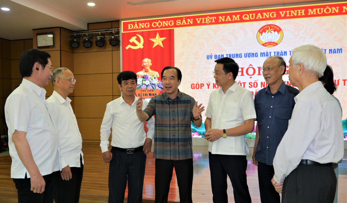 Phó Chủ tịch UBTƯ MTTQ Việt Nam Ngô Sách Thực trao đổi cùng các đại biểu bên lề Hội nghị.