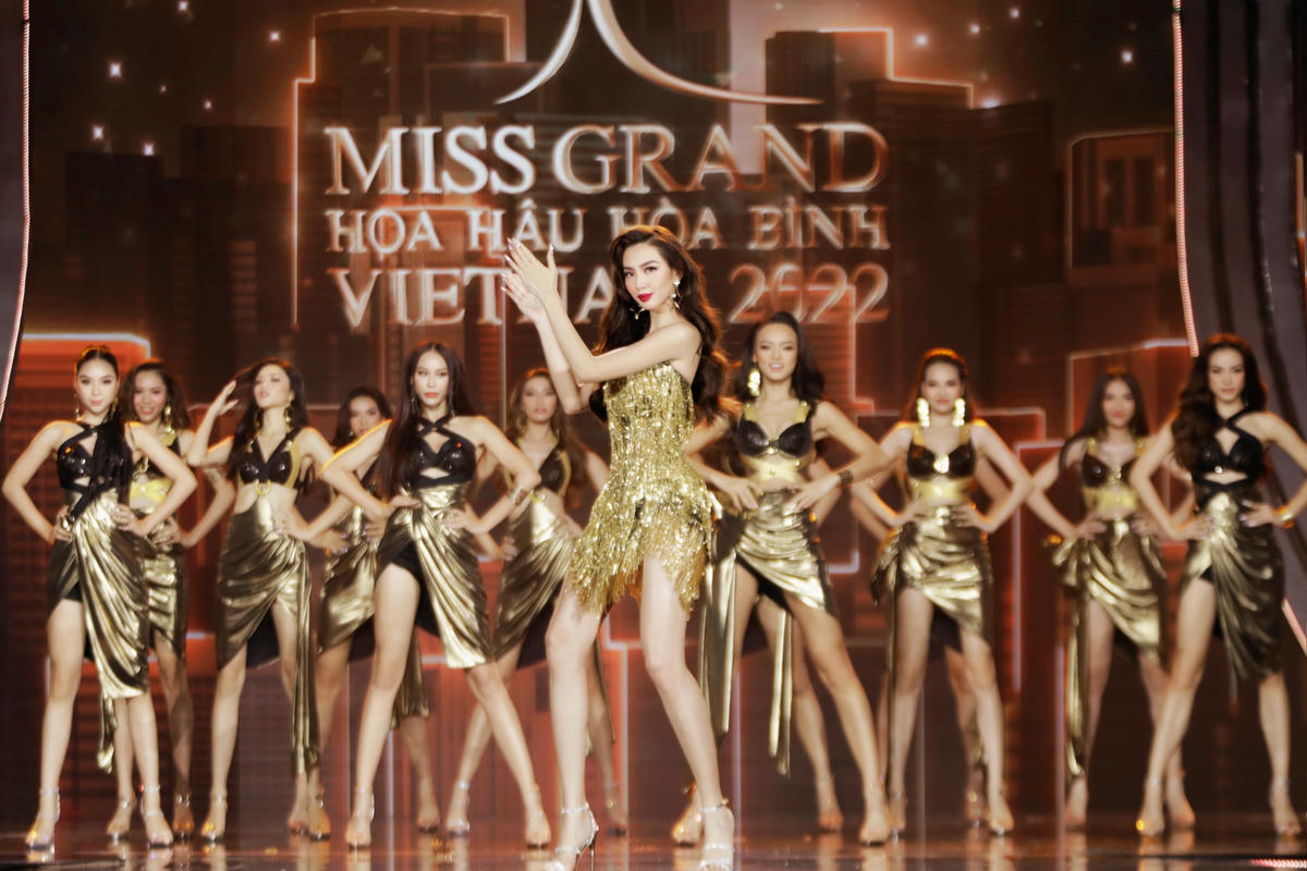 Hoa hậu Thùy Tiên "đốt cháy" sân khấu Miss Grand Vietnam 2022.