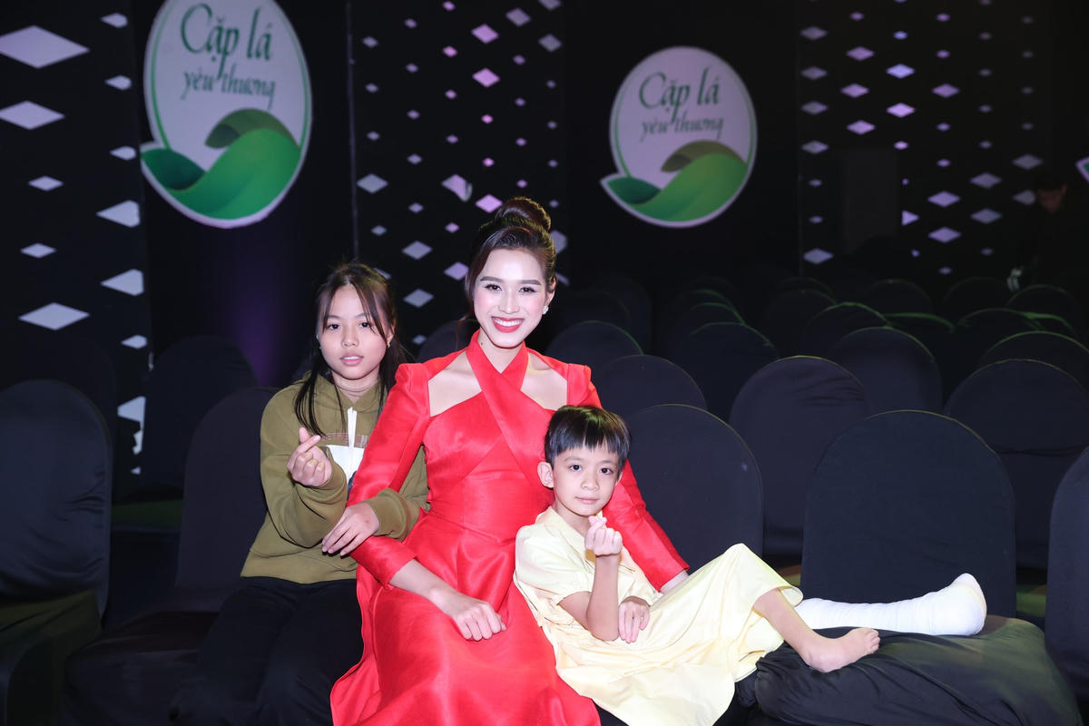 Đỗ Hà và Lương Linh quyết tâm sẽ cùng nuôi 2 em nhỏ đến năm 18 tuổi. 