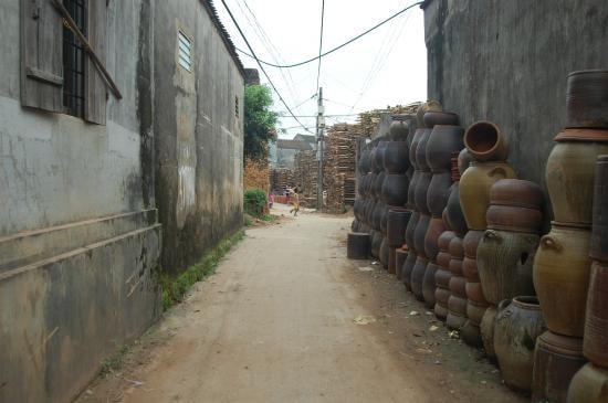 Gốm xếp ven ngõ làng Phù Lãng.  