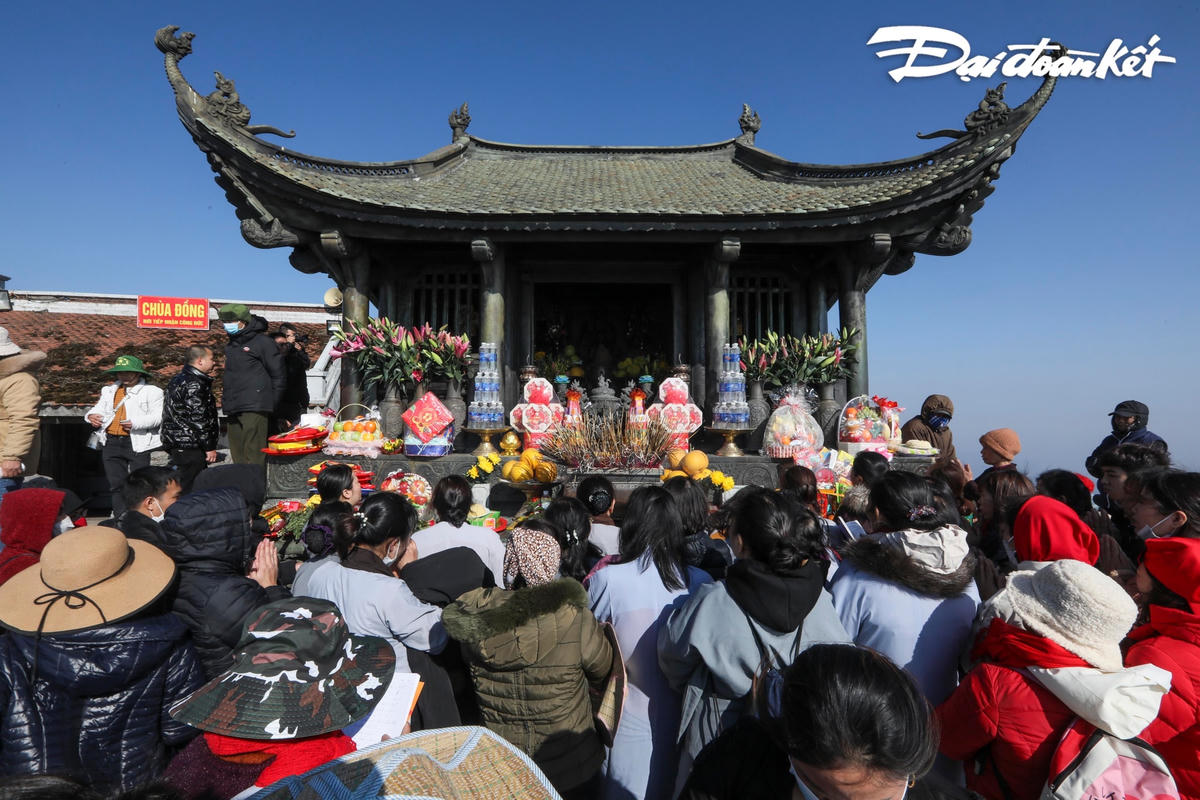 Hầu hết người dân và du khách khi đến với Yên Tử đều cố gắng leo lên đỉnh non thiêng để tới chùa Đồng thắp hương lễ Phật để chứng tỏ lòng thành.