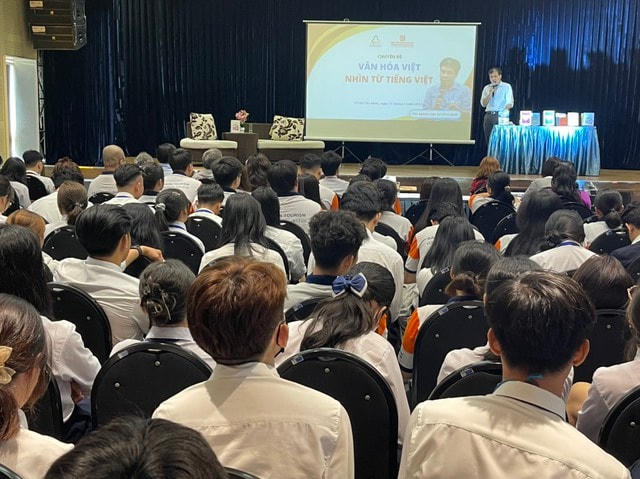 Nhà thơ - nhà nghiên cứu Lê Minh Quốc tại buổi nói chuyện chuyên đề “Văn hóa Việt nhìn từ tiếng Việt” với sinh viên Trường Cao đẳng Du lịch Sài Gòn (TPHCM), ngày 31/5/2023.  Ảnh: Q.Trân.