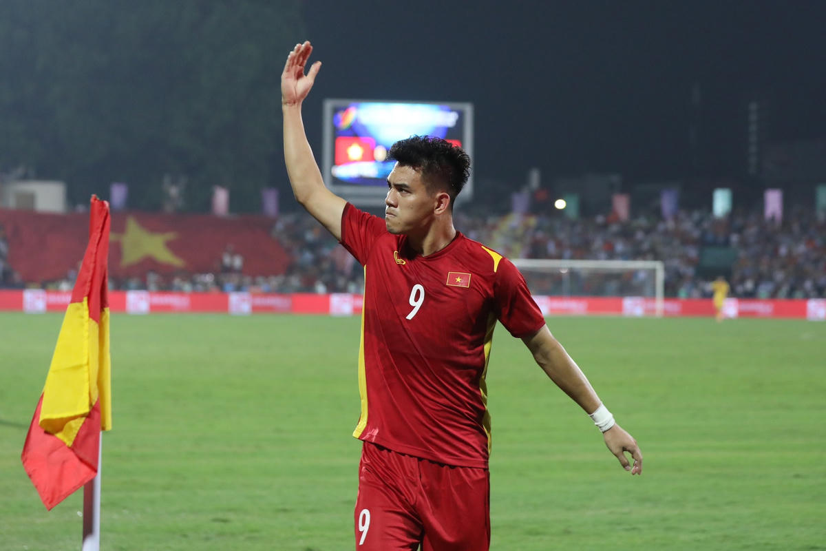 Tiến Linh ăn mừng sau bàn mở tỉ số.