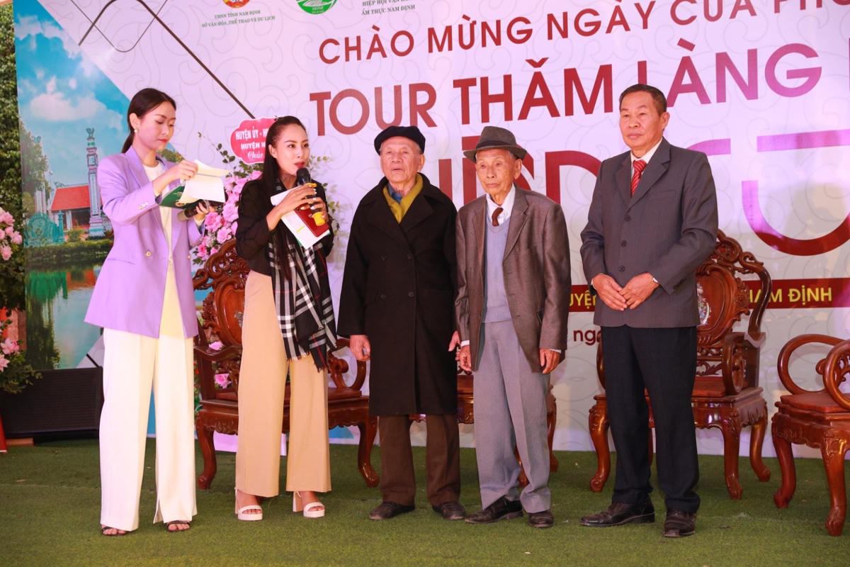 Ba nghệ nhân cao niên ở Vân Cù: Cồ Việt Hùng, Cồ Như Chêm, Cồ Như Cải chia sẻ về nghề Phở của làng.