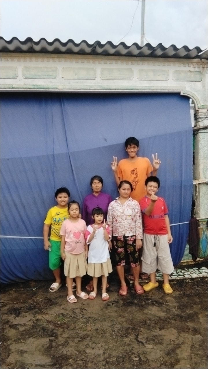 Chàng trai Cà Mau cao hơn 2 m và người thân trong gia đình. Ảnh: CTV.