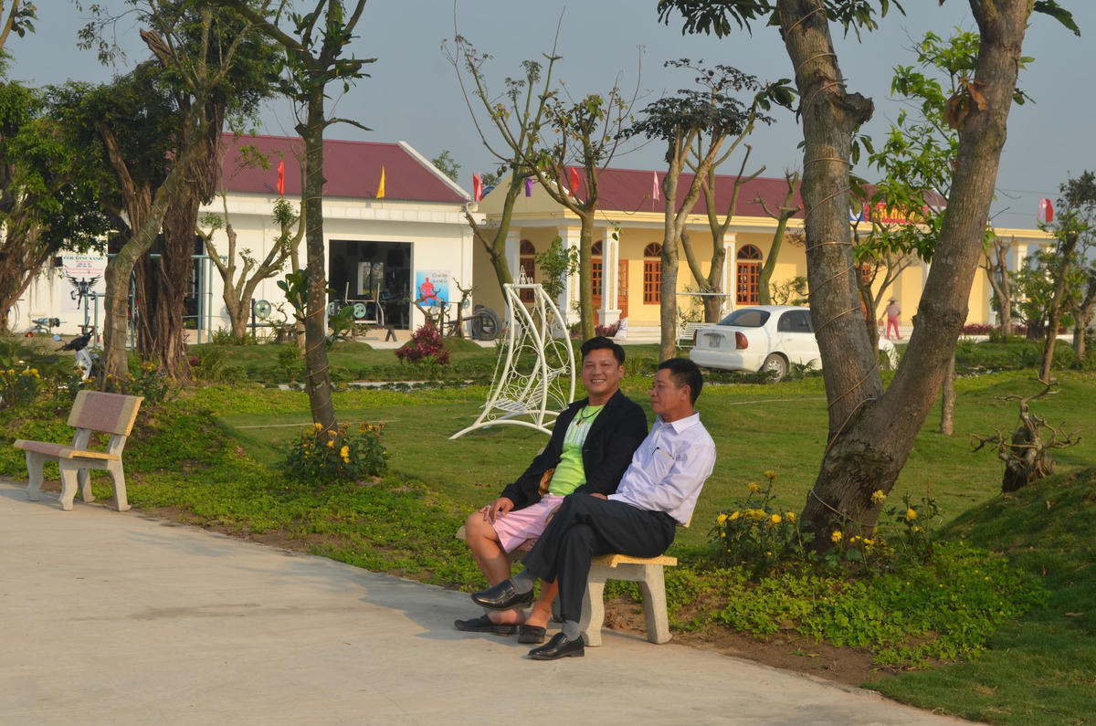 Giáo dân Trần Văn Kiều (Xứ Kiên Lao, xã Xuân Tiến, huyện Xuân Trường) có hiều hoạt động thiết thực tham gia bảo vệ môi trường, trong đó đã đầu tư xây dựng, biến một bãi rác thành một khu xử lý rác thải kết hợp khu vui chơi, giải trí.