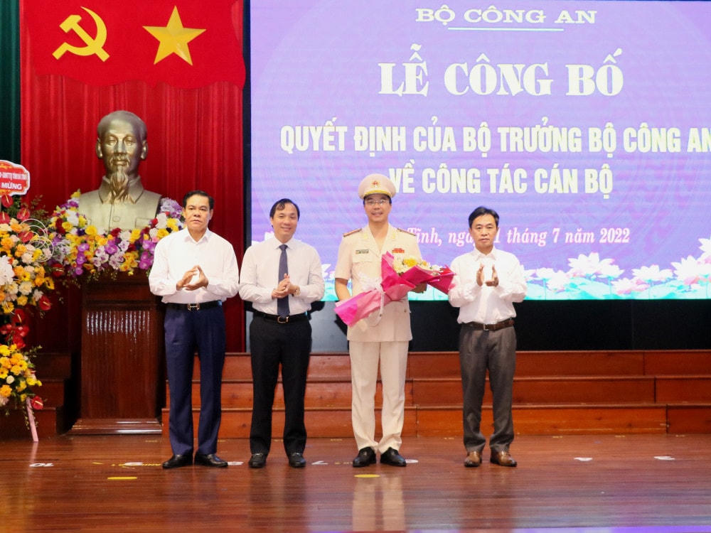 Thường trực Tỉnh ủy Hà Tĩnh tặng hoa chúc mừng Thượng tá Nguyễn Hồng Phong.