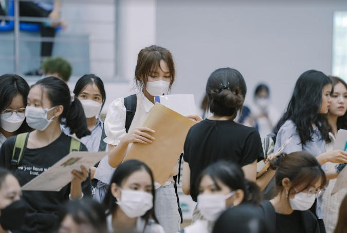 Thí  sinh làm thủ tục nhập học năm 2022.