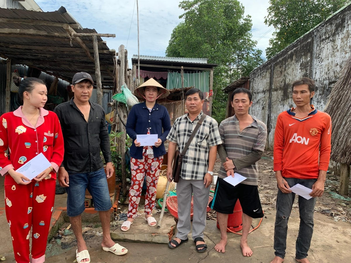 Chính quyền địa phương cũng đến thăm hỏi, hỗ trợ gạo, tiền cho các hộ dân bị ảnh hưởng sạt lở.