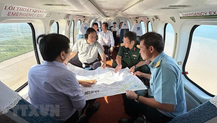 Sáng 12/8, Thủ tướng Phạm Minh Chính cùng đại diện các bộ, ngành và lãnh đạo các địa phương đi thị sát tình hình sạt lở ven biển các tỉnh Cà Mau, Kiên Giang và Đồng Tháp. (Ảnh: Dương Giang/TTXVN).