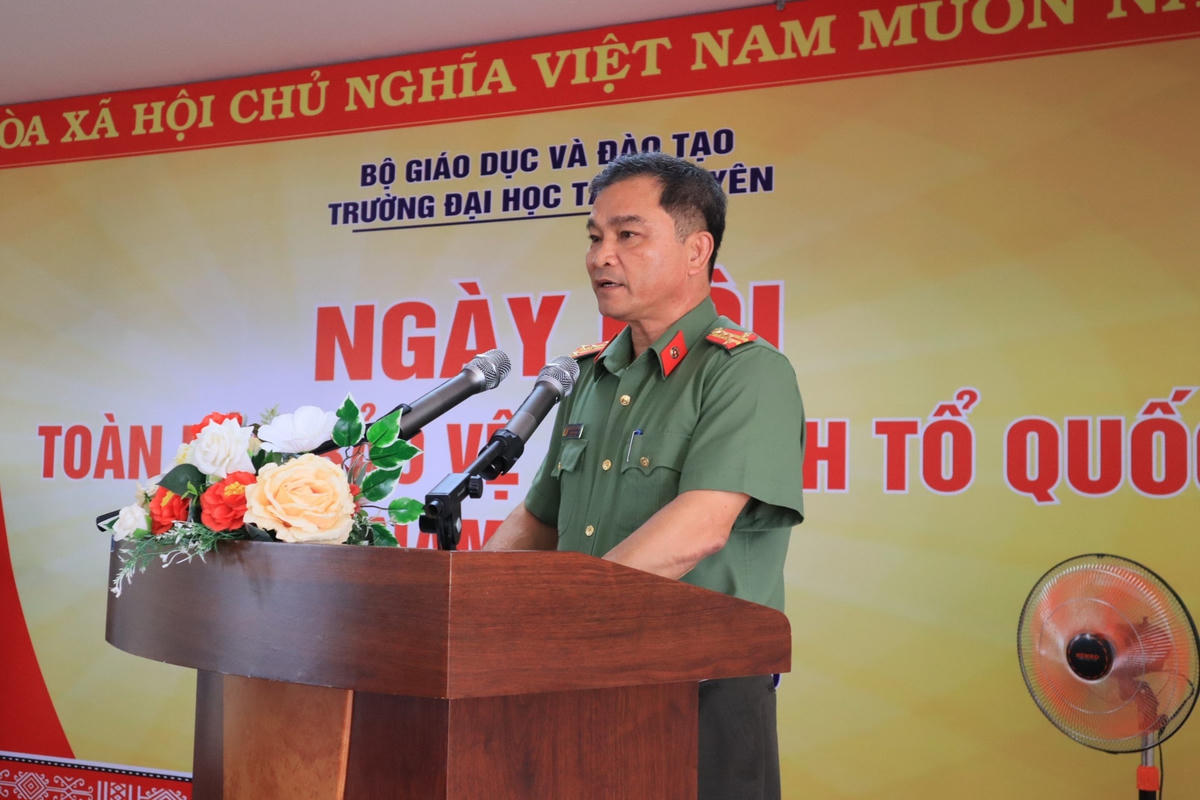 Đại tá Nguyễn Hữu Lương, Trưởng phòng An ninh chính trị nội bộ Công an tỉnh Đắk Lắk phát biểu. 
