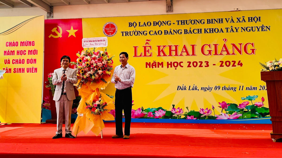 Lãnh đạo Sở Giao thông - Vận tải tỉnh Đắk Lắk tặng hoa chúc mừng Nhà trường.