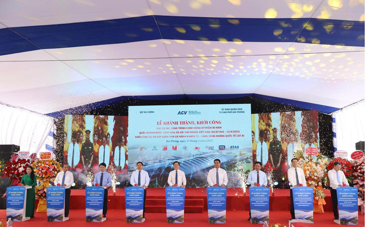 Các đại biểu nhấn nút khởi công Nhà ga hành khách T2 – Cảng Hàng không Quốc tế Cát Bi. Ảnh PT.