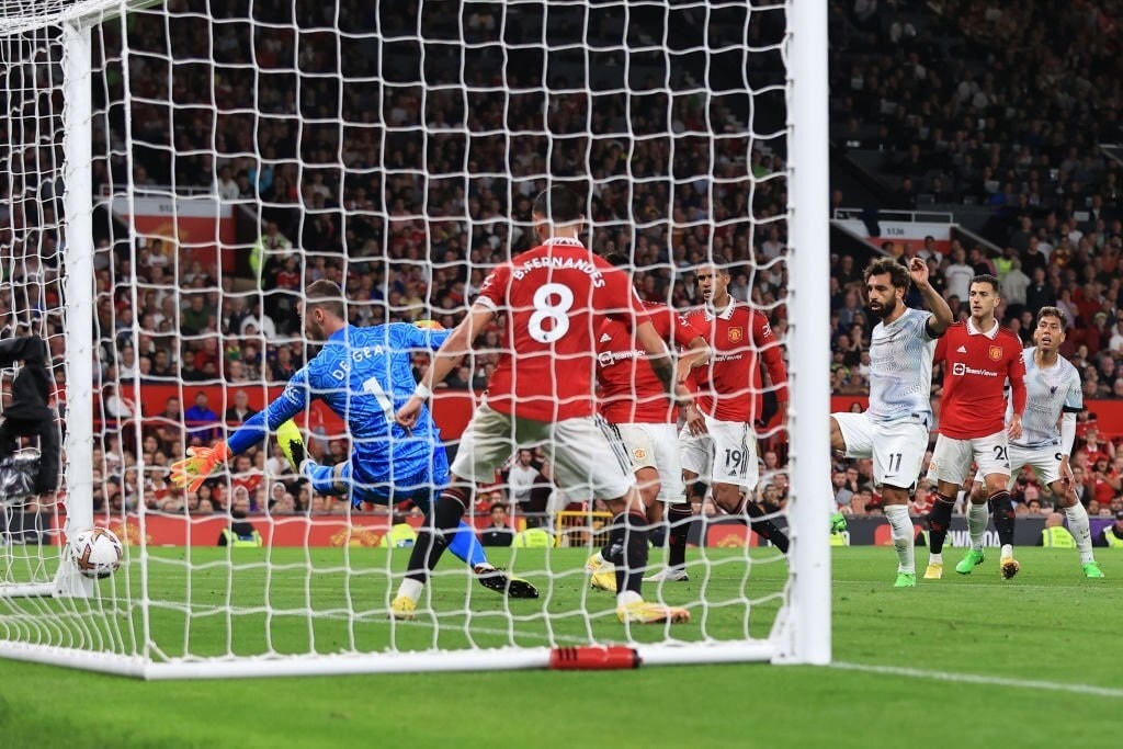 Salah ghi bàn danh dự cho Liverpool trước Man Utd (Ảnh: Getty).