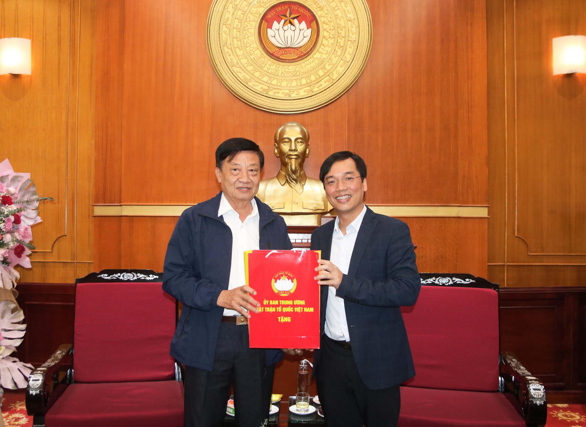 Ông Nguyễn Bình Minh, Chánh Văn phòng Cơ quan UBTƯ MTTQ Việt Nam tặng quà lưu niệm cho Đoàn đại biểu Hội Người cao tuổi tỉnh Vĩnh Long.