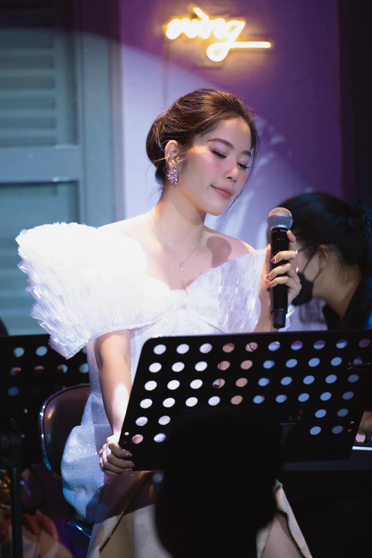 Bên cạnh xinh đẹp, Nam Em còn gây chú ý bởi giọng hát trong veo.