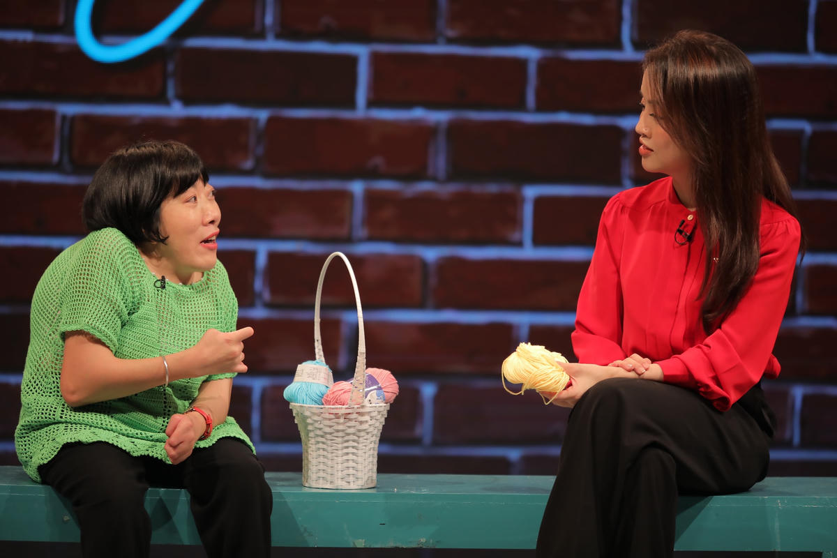 Chị Vũ Thị Nga chỉ cao vỏn vẹn 1,1m và nặng gần 30 kg do ảnh hưởng của chất độc da cam. 