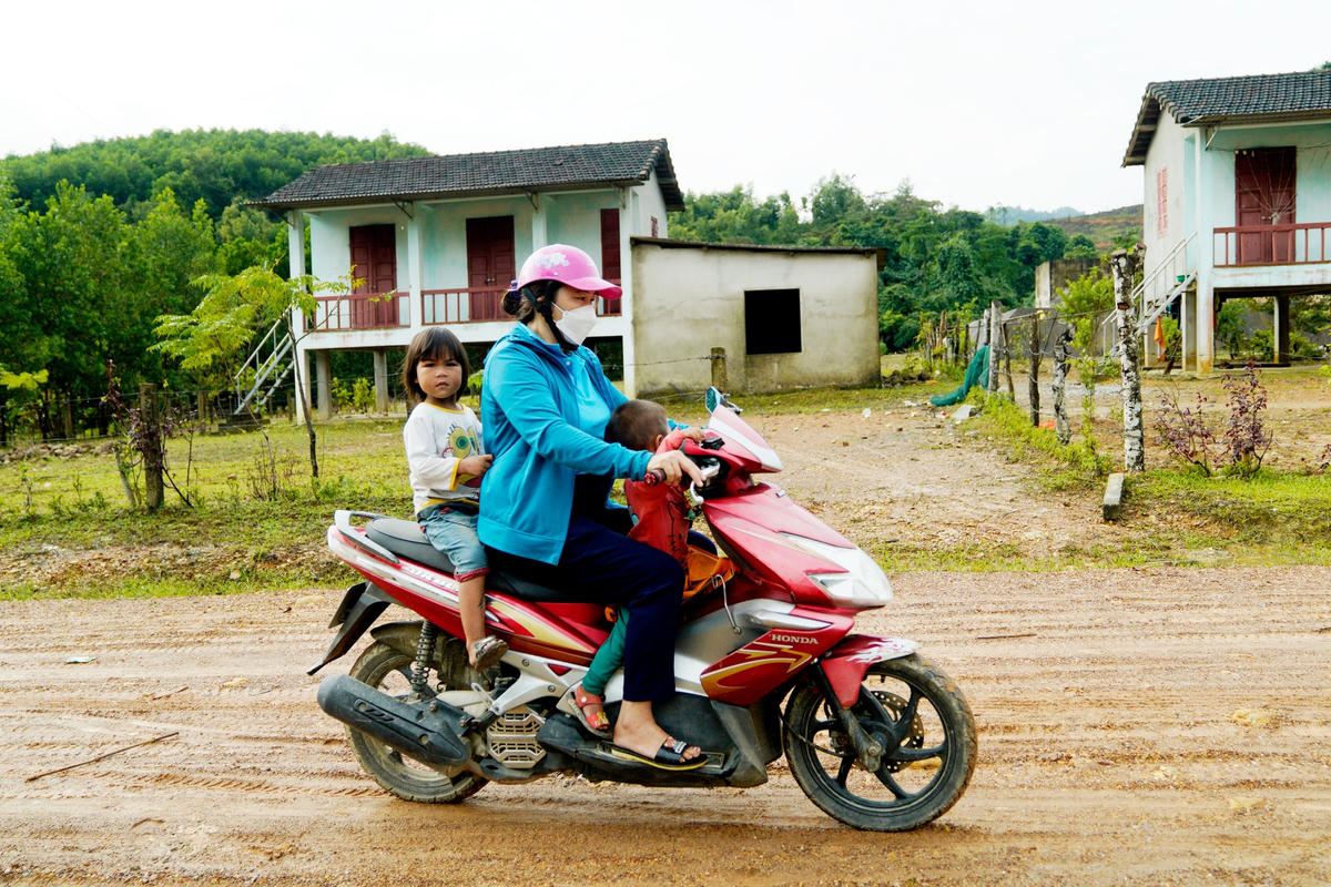 Cuộc sống của người giáo viên nhiều lúc khó khăn, nhưng con đường đến trường của trẻ em dân tộc Chứt ở bản Rào Tre suốt hàng chục năm qua chưa bao giờ đứt đoạn. 