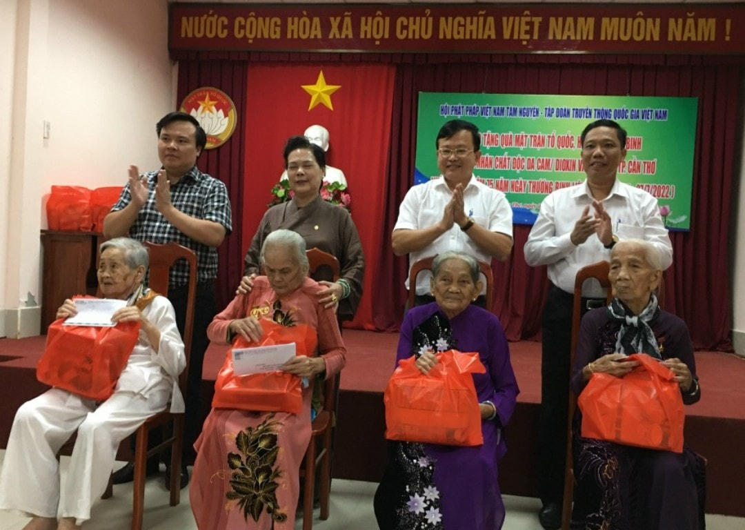 Đại diện lãnh đạo thành phố cùng nhà tài trợ trao quà cho Mẹ Việt Nam anh hùng.